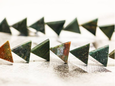Blood Stone 18mm Triangle