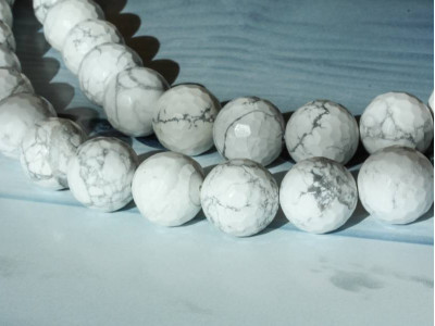 White Howlite 18mm Faceted Round