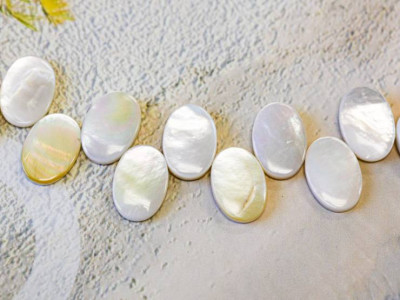 Mother of Pearl 13x19 Flat Oval Drop