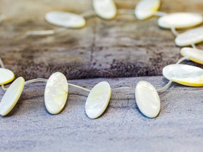 Mother of Pearl 12x28 Flat Oval Drop