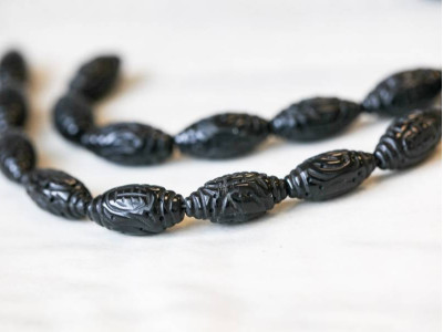 Black Stone 10x20 Carved Oval