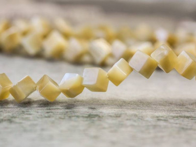 Natural Mother of Pearl 4x4 Dice