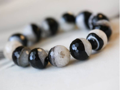 Black Sardonyx 16mm Faceted Round Bracelet Black Sardonyx 16mm Faceted Round Bracelet